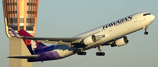 Hawaiian Boeing 767-33A N580HA, Phoenix Sky Harbor, December 23, 2013